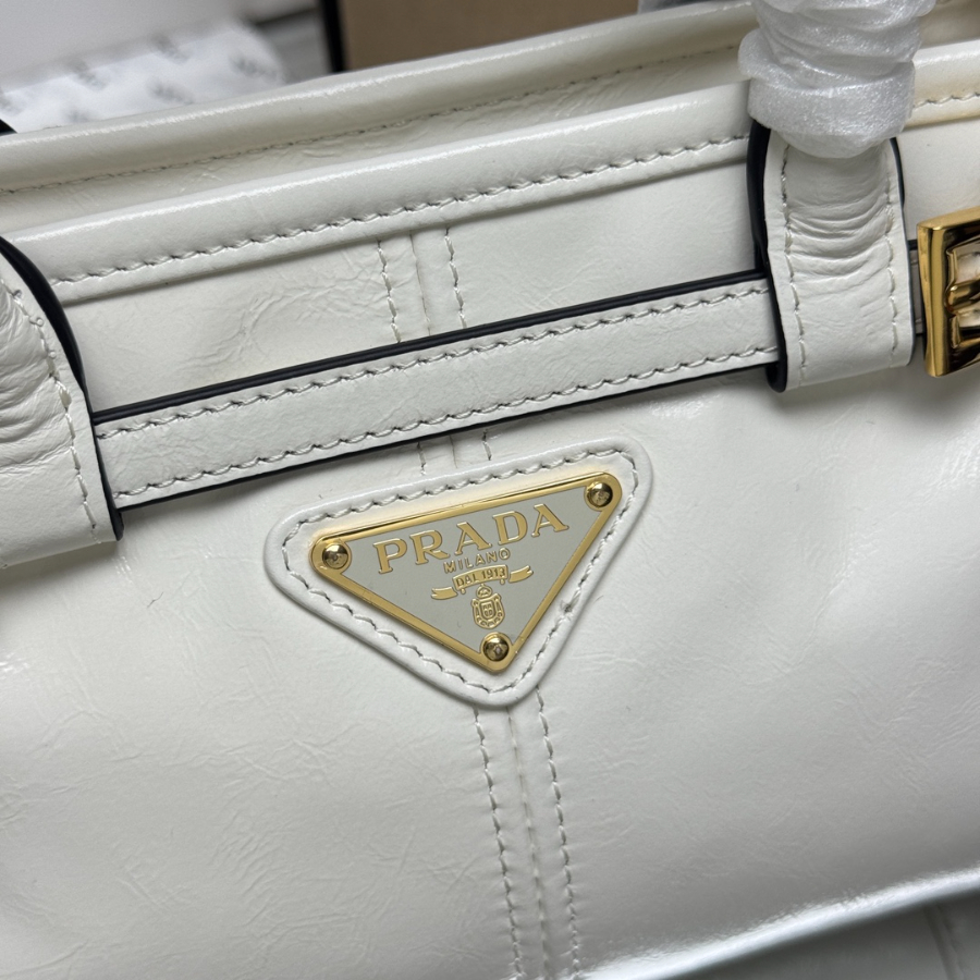 PRADA Re-Edition 1995 Mini Patent Leather 프라다 리에디션 1995 미니 페이턴트 레더 토트백 1BA486 그레이화이트 23cm 5