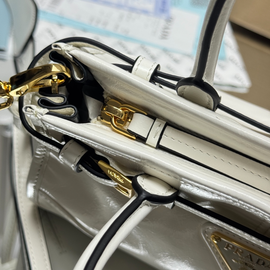 PRADA Re-Edition 1995 Mini Patent Leather 프라다 리에디션 1995 미니 페이턴트 레더 토트백 1BA486 그레이화이트 23cm 7