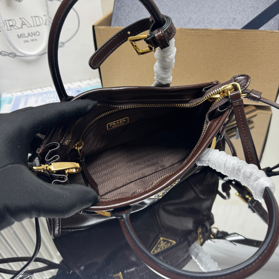 PRADA Re-Edition 1995 Mini Patent Leather 프라다 리에디션 1995 미니 페이턴트 레더 토트백 1BA486 다크브라운 23cm 8