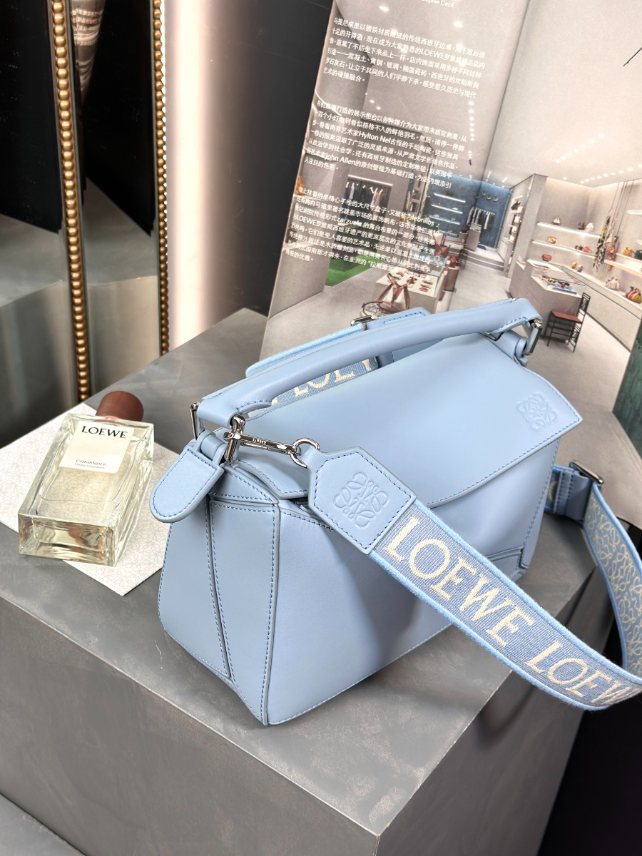 LOEWE Puzzle Small Bag 로에베 퍼즐 스몰 백 230725 스카이블루 스무스 카프스킨 24cm 13
