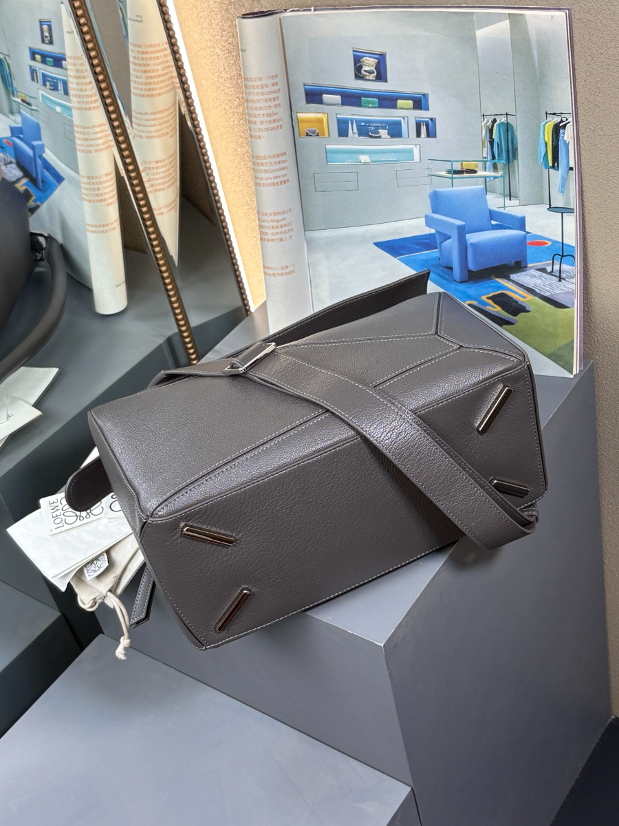 LOEWE Puzzle Large Bag 로에베 퍼즐 라지 백 250221 그레이 그레인드 카프스킨 33cm 5