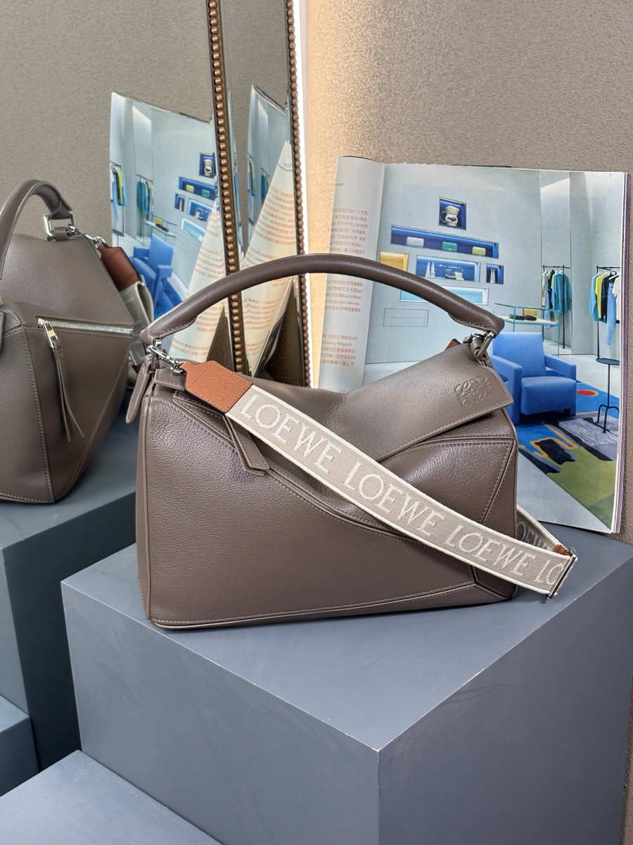 LOEWE Puzzle Large Bag 로에베 퍼즐 라지 백 250221 카키 그레인드 카프스킨 33cm 11