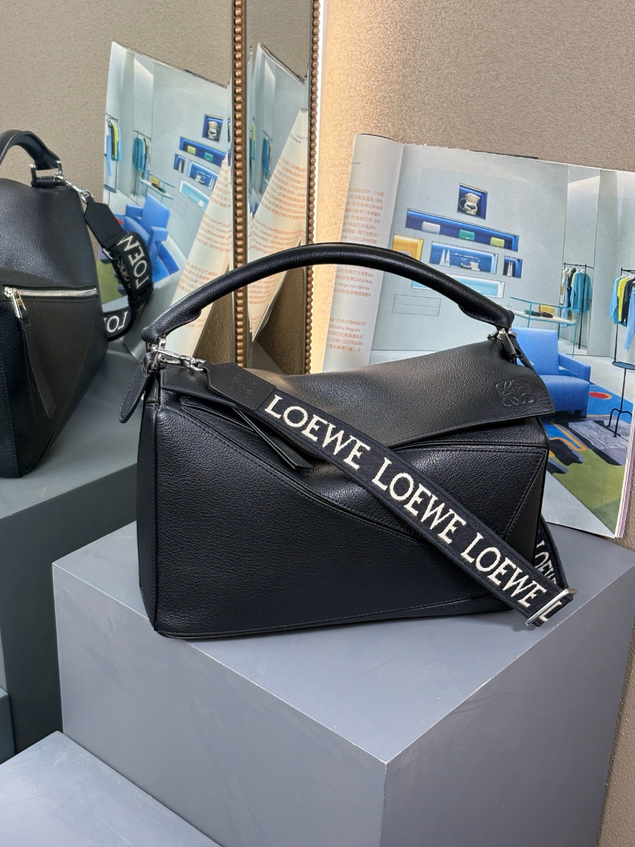 LOEWE Puzzle Large Bag 로에베 퍼즐 라지 백 250221 블랙 그레인드 카프스킨 33cm 1