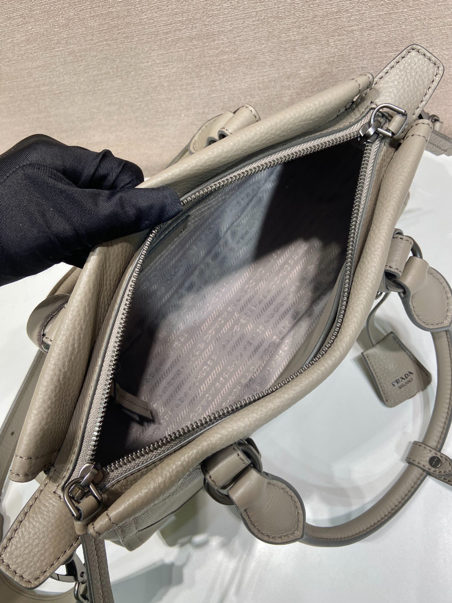 Prada Leather Top-Handle Shoulder Bag 프라다 가죽 탑핸들 내추럴 그레인카프스킨 숄더백 1BG604 스모그그레이 35cm 12