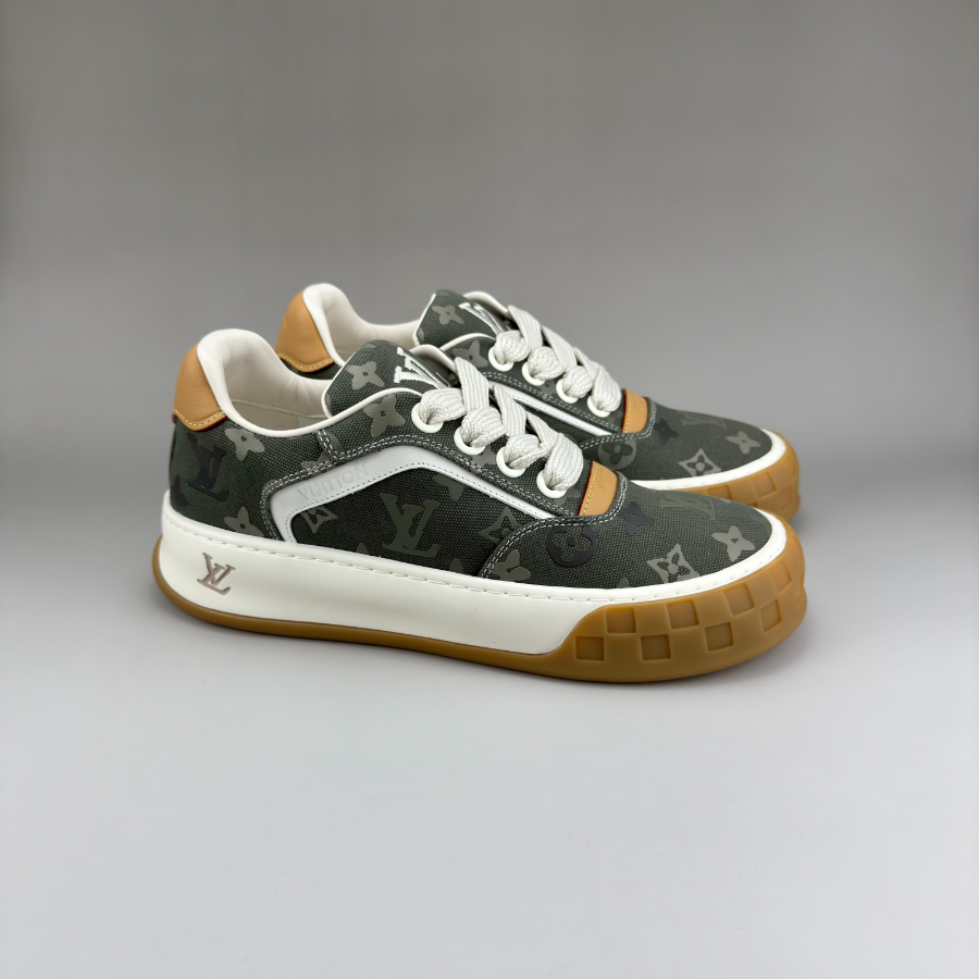 Louis Vuitton 루이비통 3D 모노그램 패턴 레더 로우탑 스니커즈 (Iv Tilted 스타일) 2