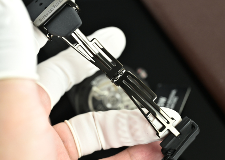 Audemars Piguet Royal Oak 15500 DiW Carbon “Voidline AP” 오데마 피게 로열 오크 15500 DiW 카본 보이드라인 AP 레드포인트 41mm 17