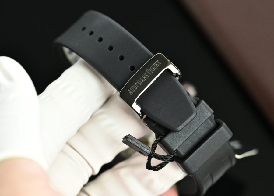 Audemars Piguet Royal Oak 15500 DiW Carbon “Voidline AP” 오데마 피게 로열 오크 15500 DiW 카본 보이드라인 AP 레드포인트 41mm 16