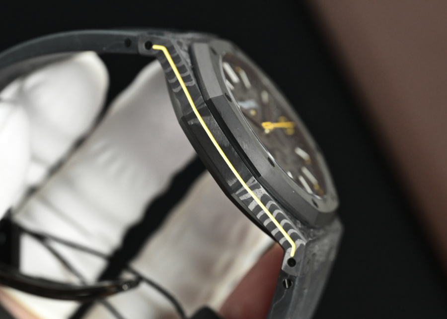 Audemars Piguet Royal Oak 15500 DiW Carbon “Voidline AP” 오데마 피게 로열 오크 15500 DiW 카본 보이드라인 AP 옐로우포인트 41mm 15