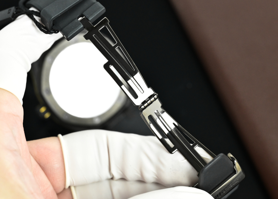 Audemars Piguet Royal Oak 15500 DiW Carbon “Voidline AP” 오데마 피게 로열 오크 15500 DiW 카본 보이드라인 AP 옐로우포인트 41mm 17