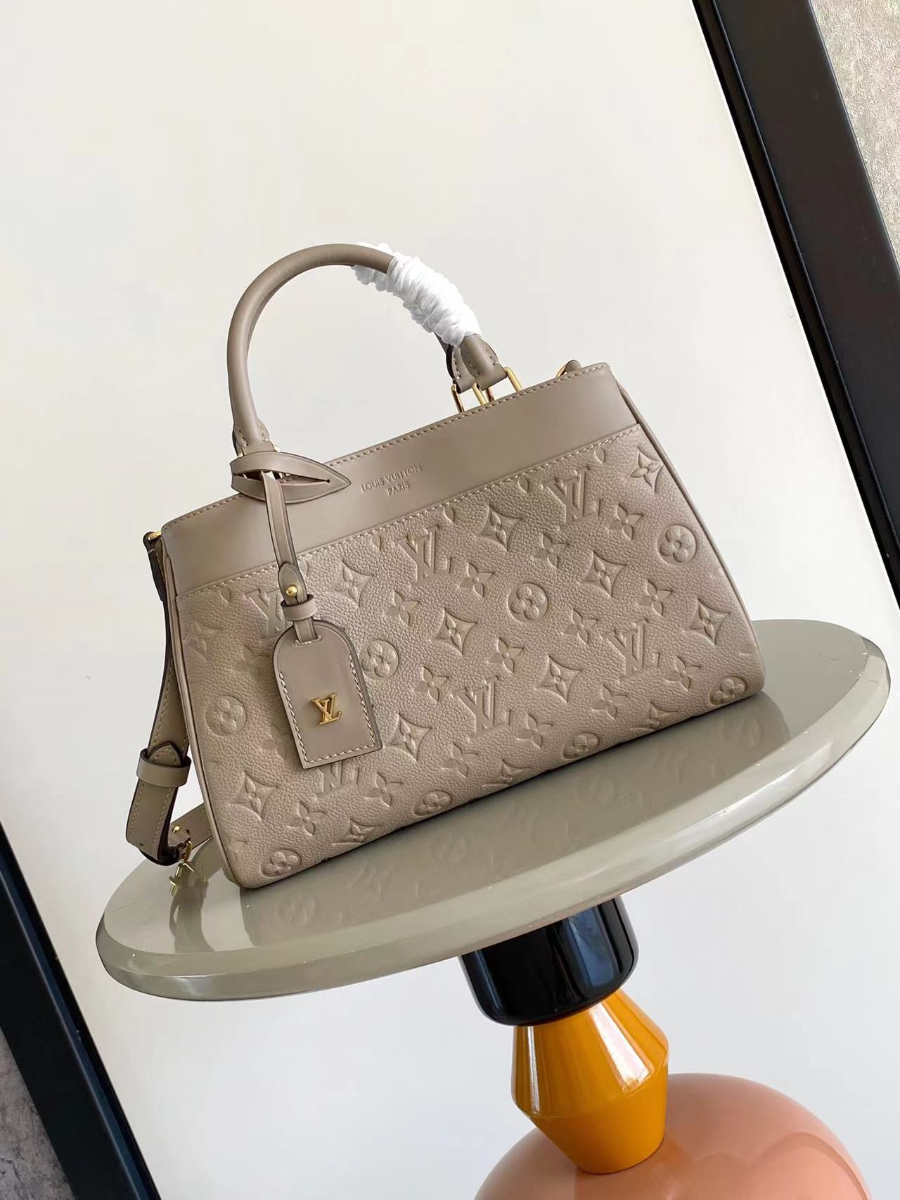 Louis Vuitton City Avenue PM 루이비통 시티 애비뉴 PM 모노그램 엠보스드 가죽 베이지 M25577 / M15231 30cm 1