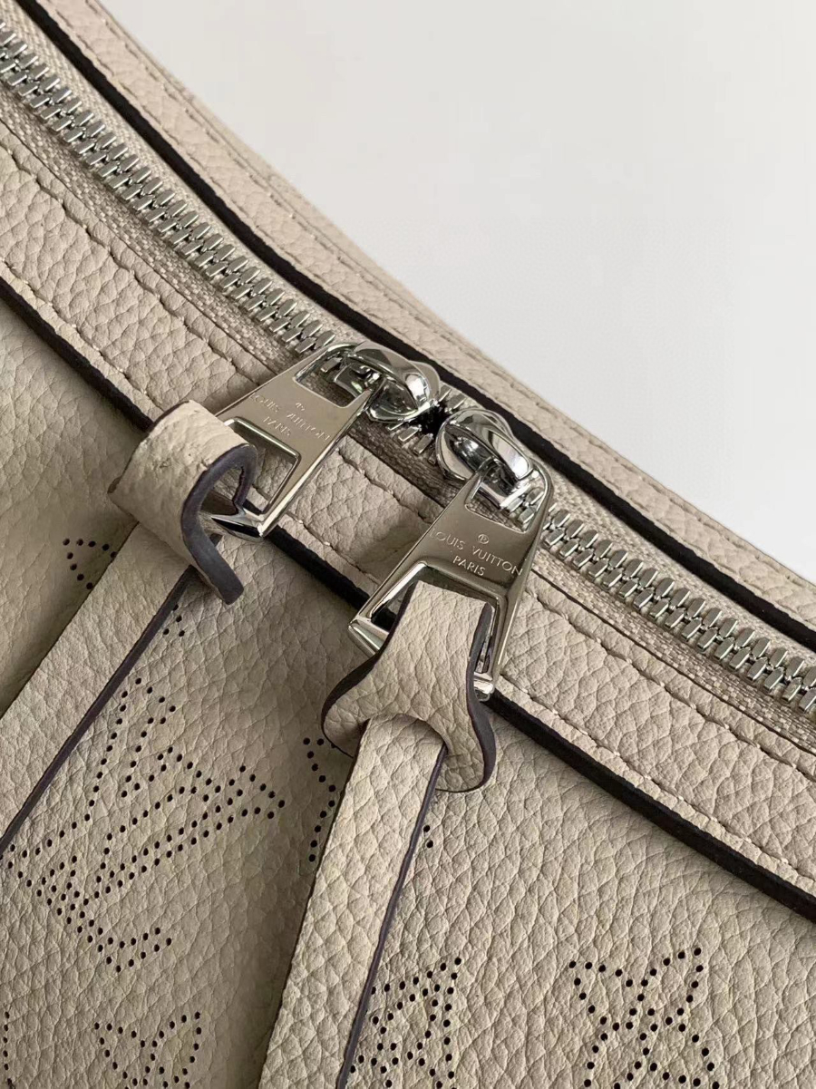 Louis Vuitton 루이비통 Mahina Hand It All MM 마히나 핸드 잇 올 MM 호보백 M24132 베이지 32cm 6