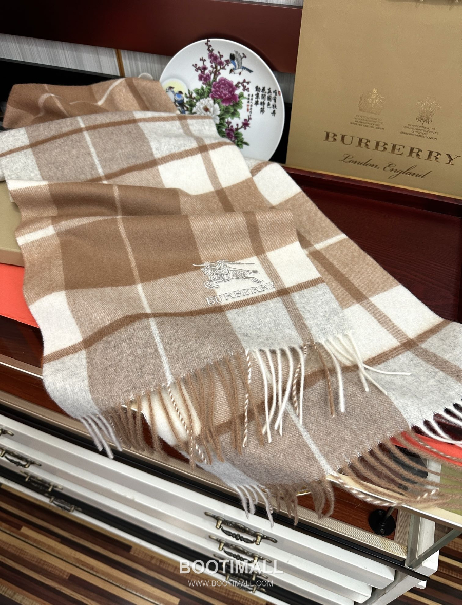 Burberry 버버리 클래식 체크 자수 로고 울 머플러 스카프 베이지 32×180cm 5