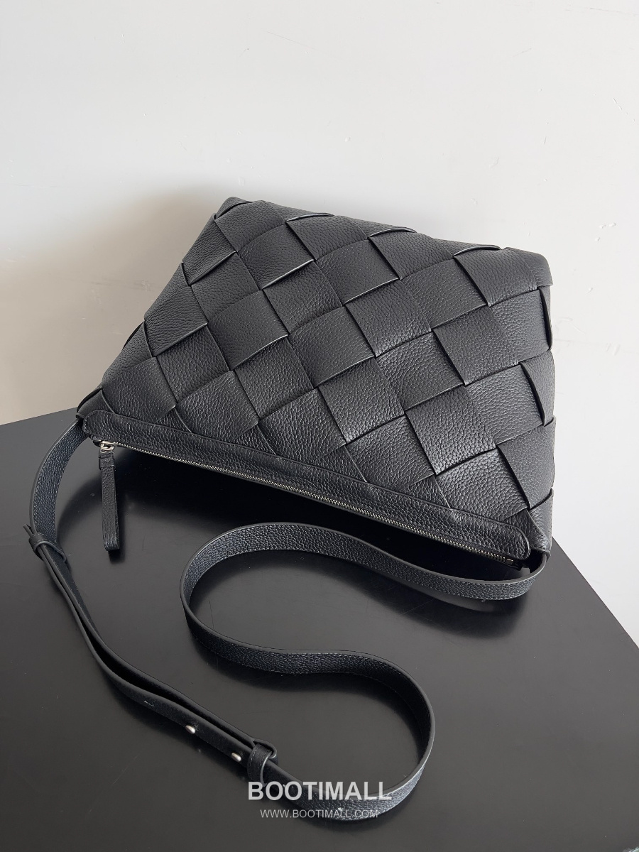 Bottega Veneta Intrecciato Diago Hobo Bag 보테가 베네타 인트레치아토 디아고 호보백 블랙 39cm 17