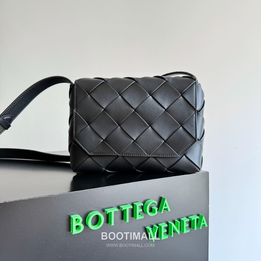 Bottega Veneta Diago Intreccio Smooth Leather Cross-body Bag 보테가 베네타 디아고 인트레치오 스무스 레더 크로스백 블랙 22.5cm 1