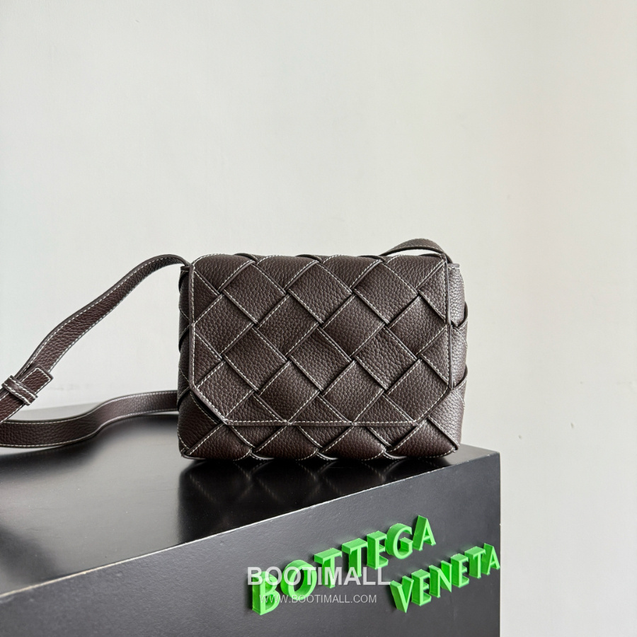 Bottega Veneta Diago Intreccio Smooth Leather Cross-body Bag 보테가 베네타 디아고 인트레치오 스무스 레더 크로스백 버건디브라운 22.5cm 1