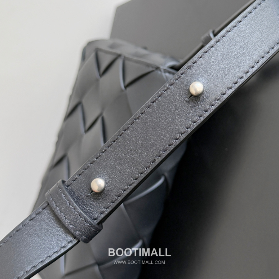 Bottega Veneta Diago Intreccio Smooth Leather Cross-body Bag 보테가 베네타 디아고 인트레치오 스무스 레더 크로스백 치콜그레이 22.5cm 4