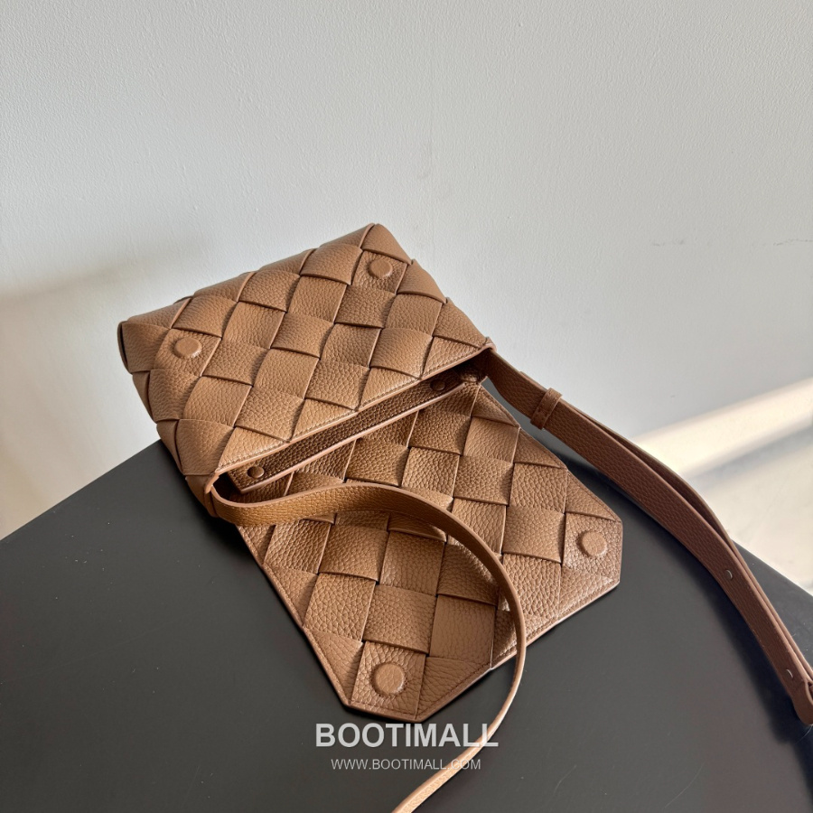 Bottega Veneta Diago Intreccio Smooth Leather Cross-body Bag 보테가 베네타 디아고 인트레치오 스무스 레더 크로스백 브라운 22.5cm 14