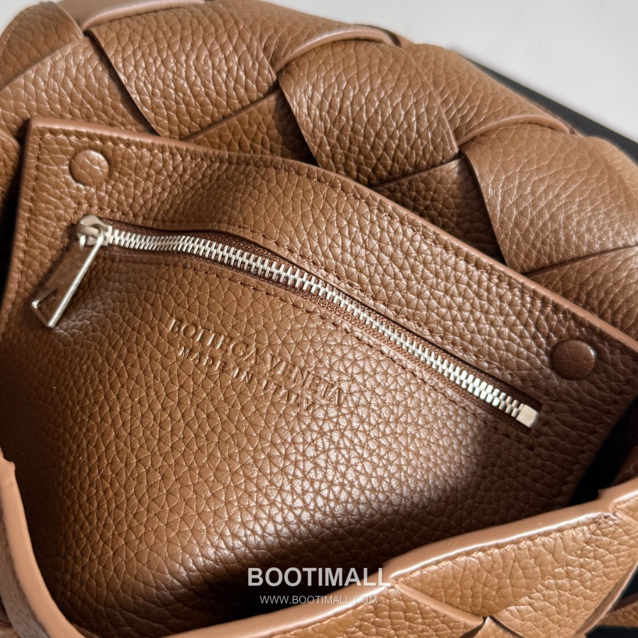Bottega Veneta Diago Intreccio Smooth Leather Cross-body Bag 보테가 베네타 디아고 인트레치오 스무스 레더 크로스백 브라운 22.5cm 16