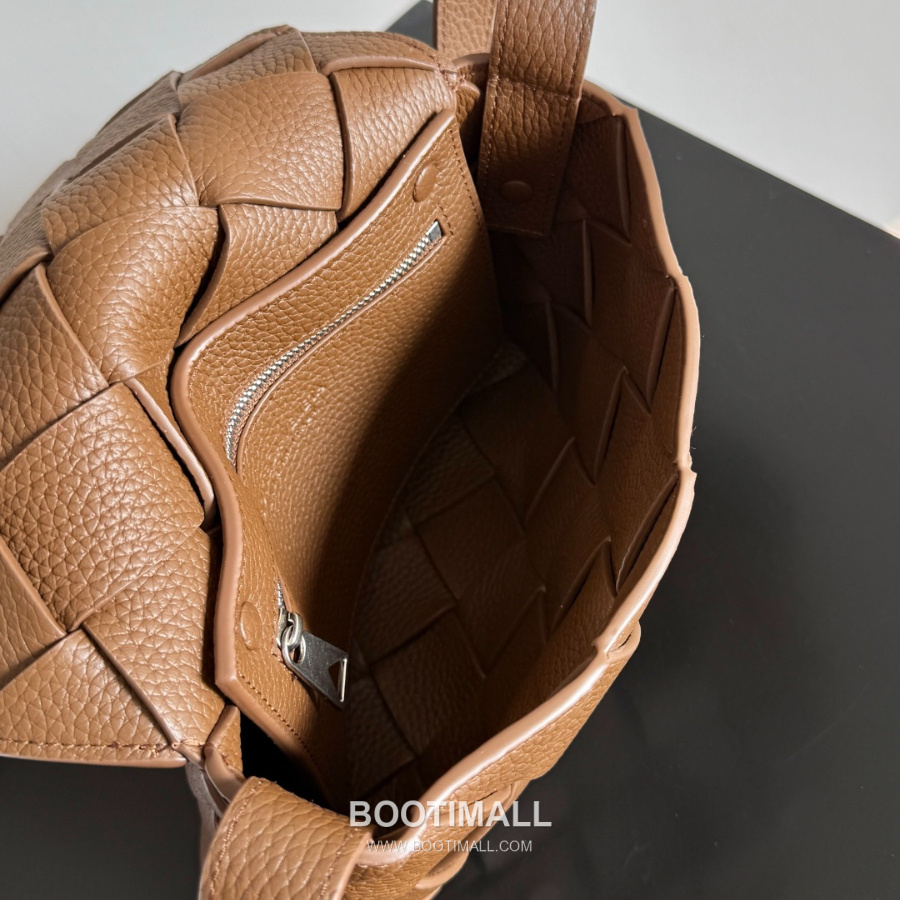 Bottega Veneta Diago Intreccio Smooth Leather Cross-body Bag 보테가 베네타 디아고 인트레치오 스무스 레더 크로스백 브라운 22.5cm 18