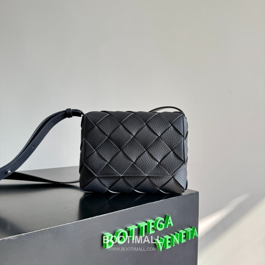 Bottega Veneta Diago Intreccio Smooth Leather Cross-body Bag 보테가 베네타 디아고 인트레치오 스무스 레더 크로스백 네이비블랙 22.5cm 1