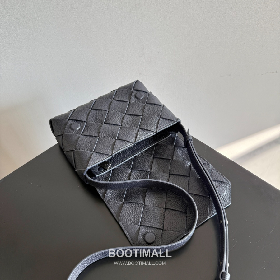 Bottega Veneta Diago Intreccio Smooth Leather Cross-body Bag 보테가 베네타 디아고 인트레치오 스무스 레더 크로스백 네이비블랙 22.5cm 5