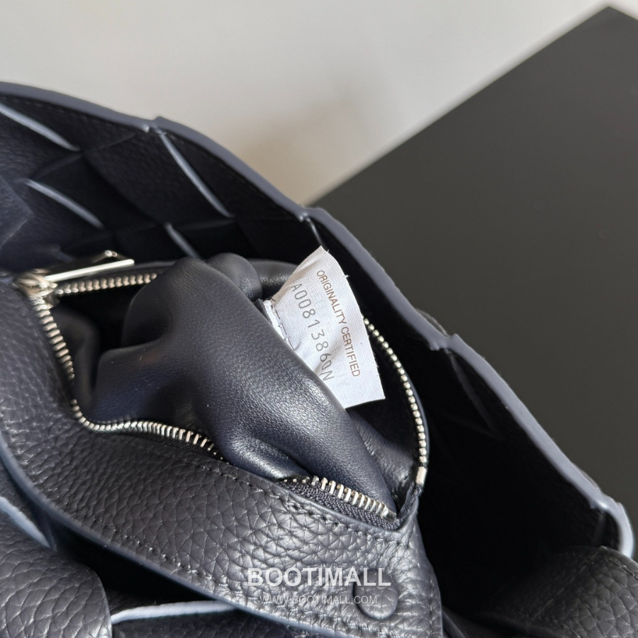 Bottega Veneta Diago Intreccio Smooth Leather Cross-body Bag 보테가 베네타 디아고 인트레치오 스무스 레더 크로스백 네이비블랙 22.5cm 8