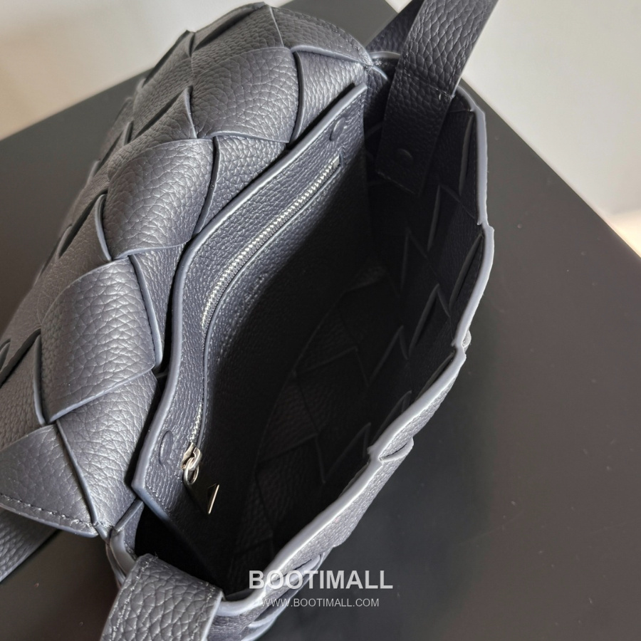 Bottega Veneta Diago Intreccio Smooth Leather Cross-body Bag 보테가 베네타 디아고 인트레치오 스무스 레더 크로스백 네이비블랙 22.5cm 9