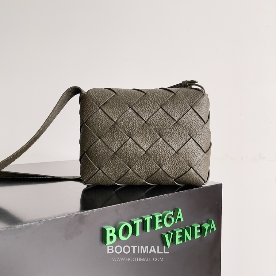 Bottega Veneta Diago Intreccio Smooth Leather Cross-body Bag 보테가 베네타 디아고 인트레치오 스무스 레더 크로스백 올르브그레이 22.5cm 3