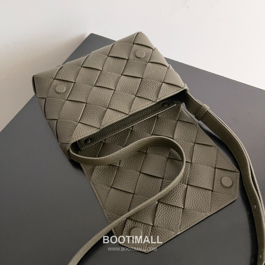 Bottega Veneta Diago Intreccio Smooth Leather Cross-body Bag 보테가 베네타 디아고 인트레치오 스무스 레더 크로스백 올르브그레이 22.5cm 5