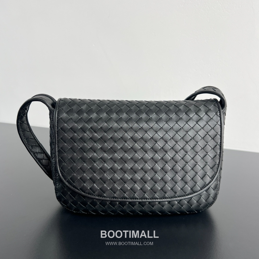 Bottega Veneta Veneto Flap Messenger 보테가 베네타 베네토 플랩 메신저백  투톤블랙 26cm 1
