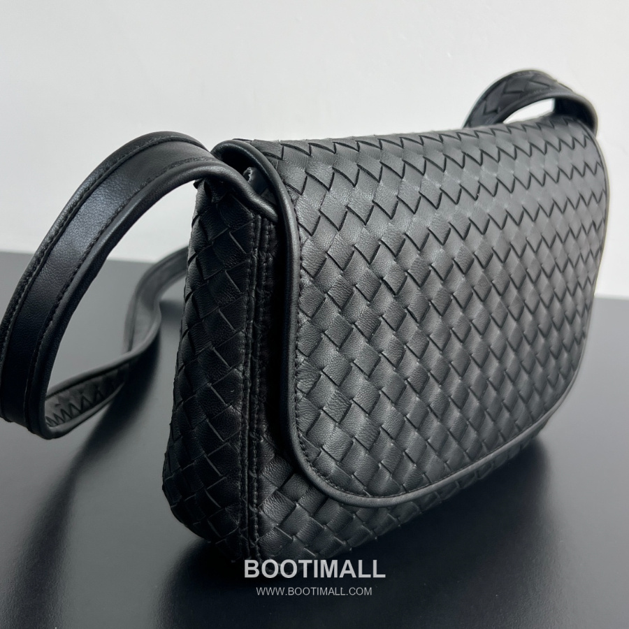 Bottega Veneta Veneto Flap Messenger 보테가 베네타 베네토 플랩 메신저백  투톤블랙 26cm 2