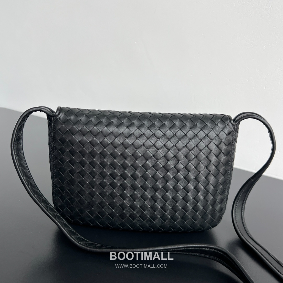 Bottega Veneta Veneto Flap Messenger 보테가 베네타 베네토 플랩 메신저백  투톤블랙 26cm 3