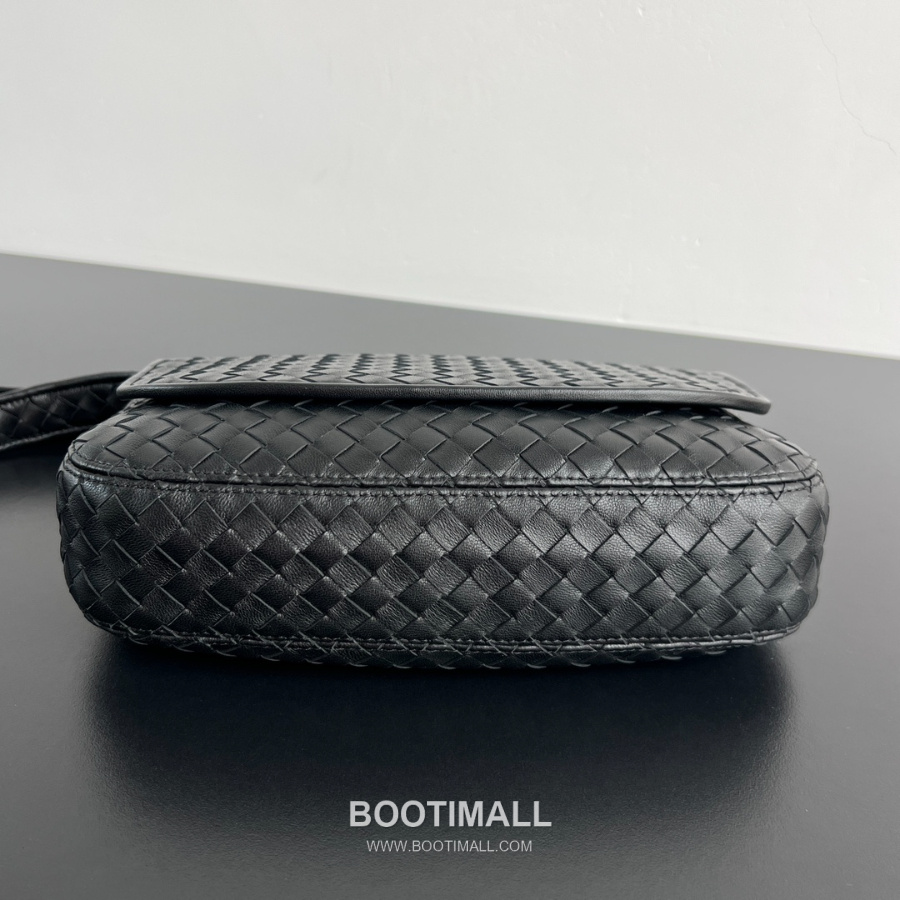 Bottega Veneta Veneto Flap Messenger 보테가 베네타 베네토 플랩 메신저백  투톤블랙 26cm 4