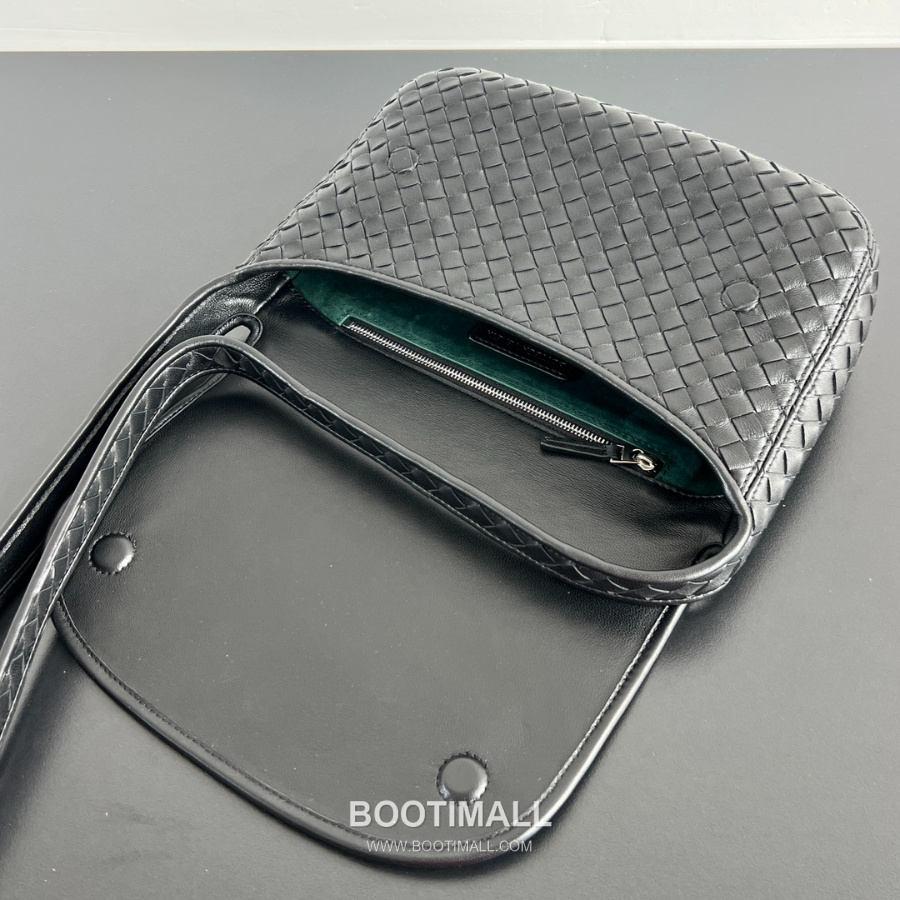 Bottega Veneta Veneto Flap Messenger 보테가 베네타 베네토 플랩 메신저백  투톤블랙 26cm 6
