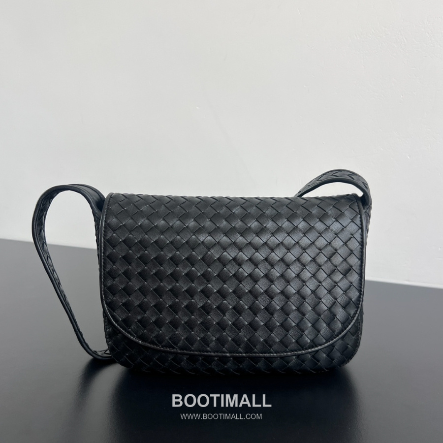 Bottega Veneta Veneto Flap Messenger 보테가 베네타 베네토 플랩 메신저백  블랙 26cm 1