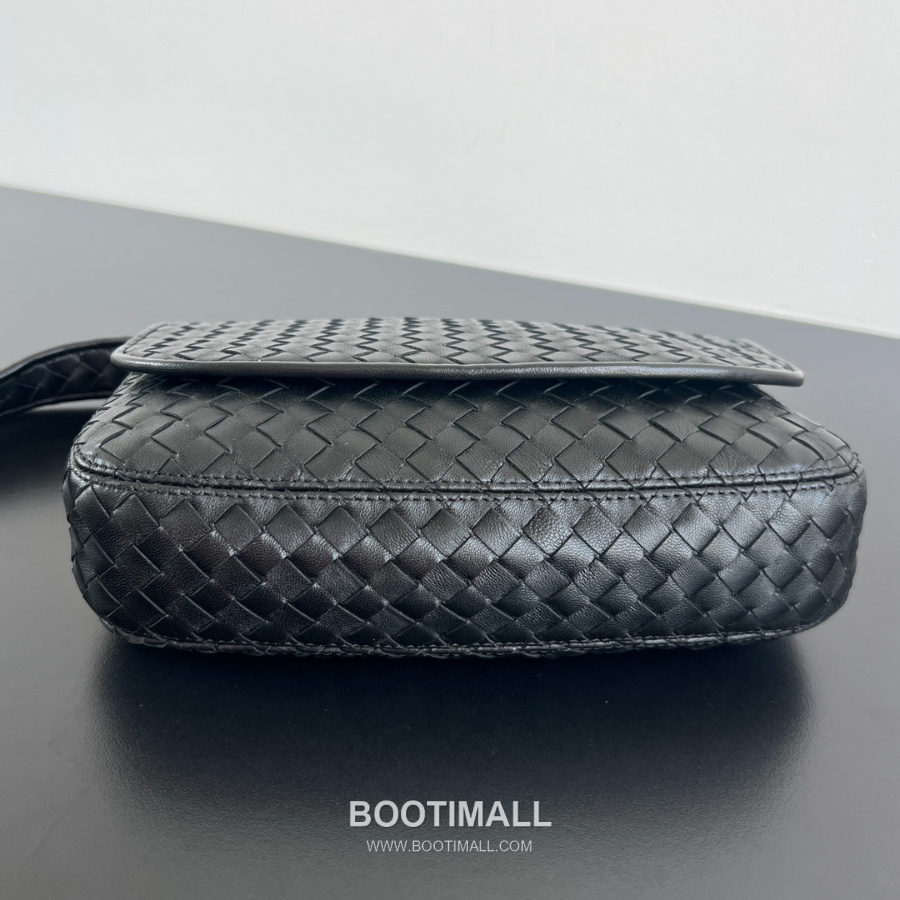 Bottega Veneta Veneto Flap Messenger 보테가 베네타 베네토 플랩 메신저백  블랙 26cm 3