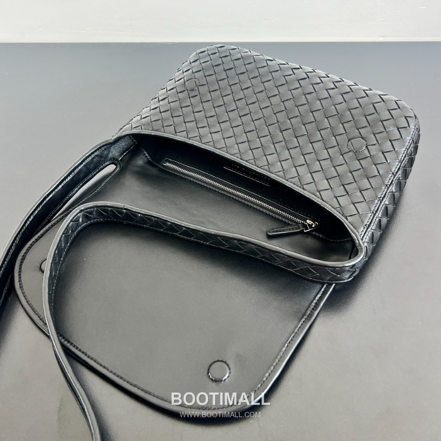 Bottega Veneta Veneto Flap Messenger 보테가 베네타 베네토 플랩 메신저백  블랙 26cm 5