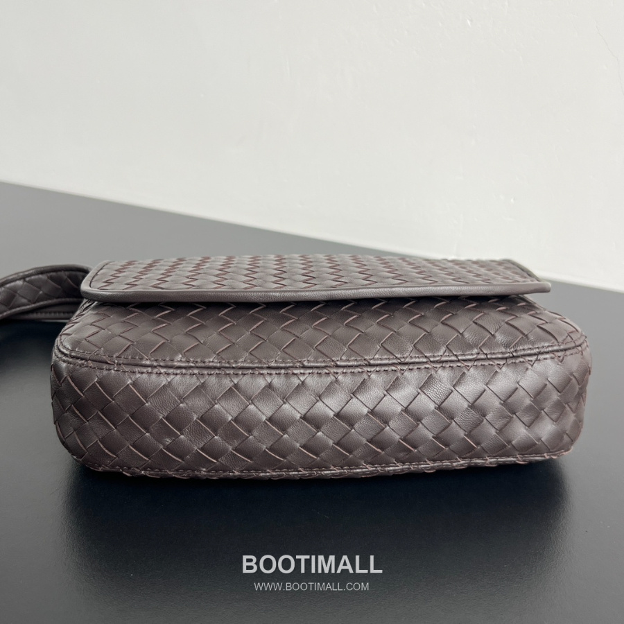 Bottega Veneta Veneto Flap Messenger 보테가 베네타 베네토 플랩 메신저백 브라운 26cm 4