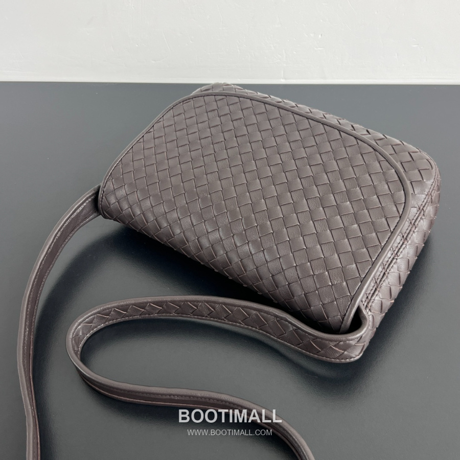 Bottega Veneta Veneto Flap Messenger 보테가 베네타 베네토 플랩 메신저백 브라운 26cm 5