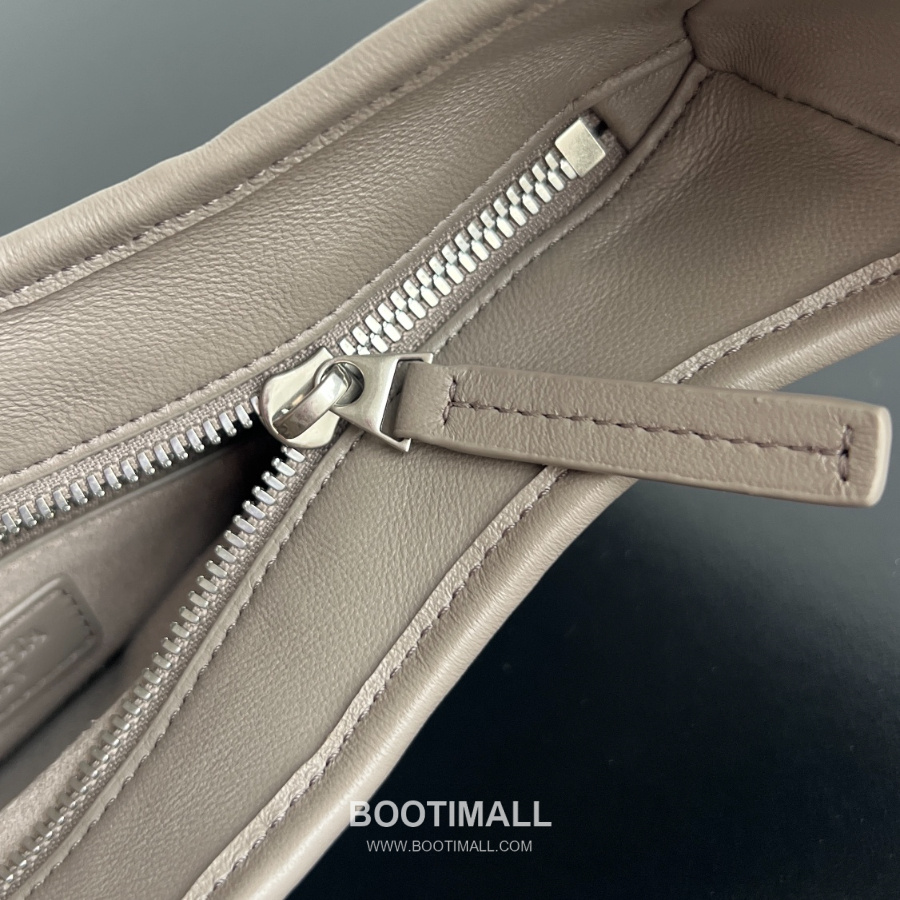 Bottega Veneta Small Veneto Intrecciato 보테가 베네타 스몰 베네토 인트레치아토 크로스바디 백 836918V5RI1 카키베이지 27cm 6