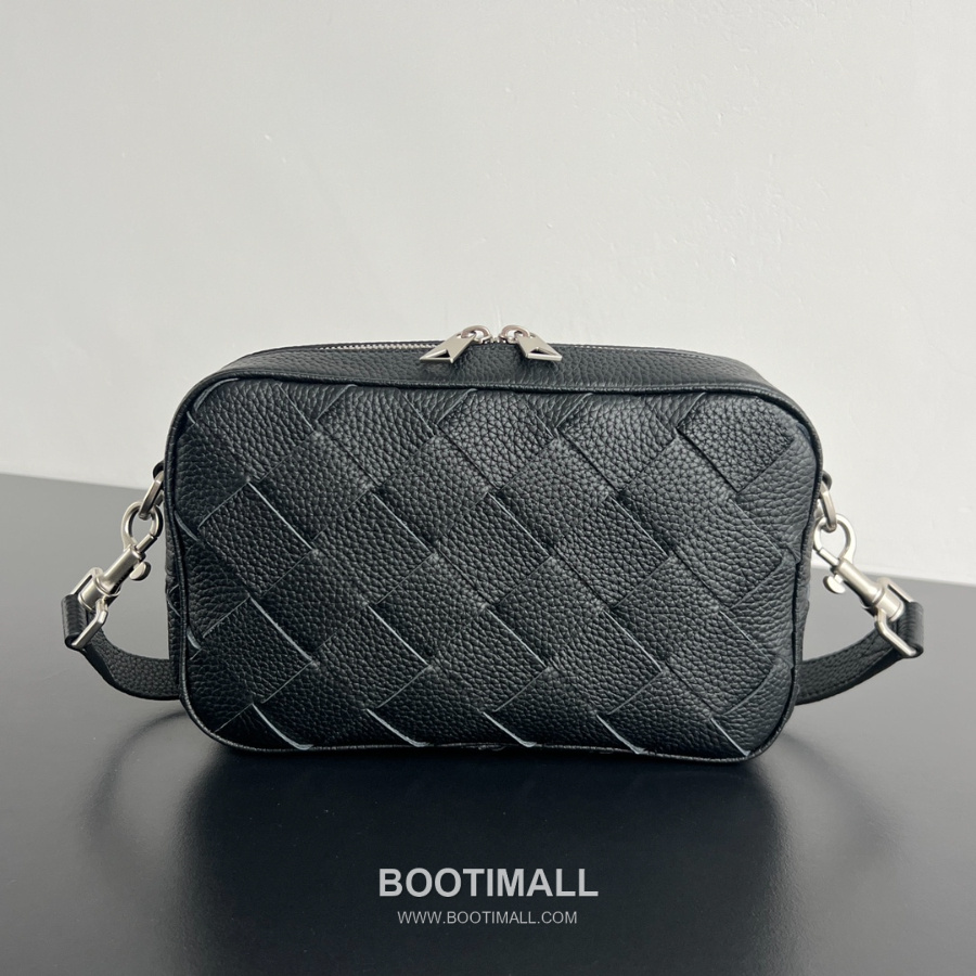 Bottega Veneta Small Intrecciato 보테가 베네타 스몰 인트레치아토 카메라백 블랙 24.5cm 1