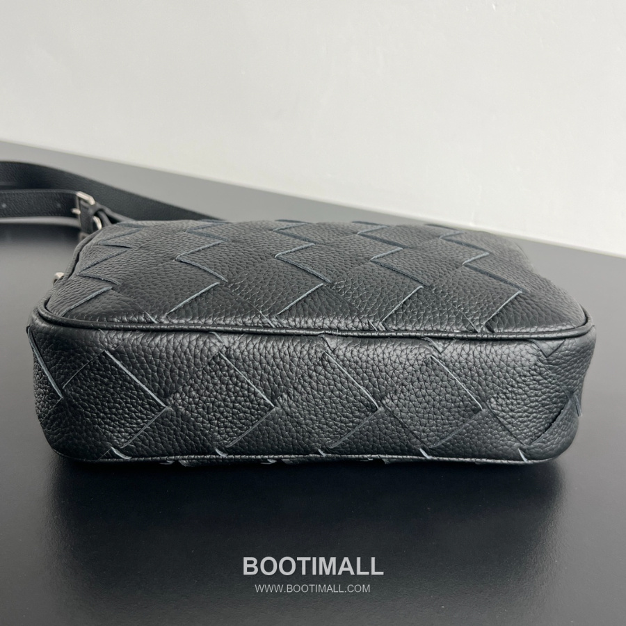 Bottega Veneta Small Intrecciato 보테가 베네타 스몰 인트레치아토 카메라백 블랙 24.5cm 3