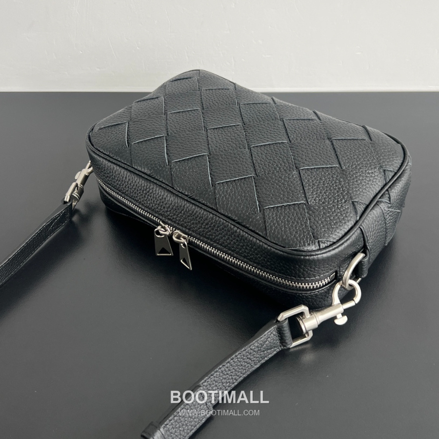 Bottega Veneta Small Intrecciato 보테가 베네타 스몰 인트레치아토 카메라백 블랙 24.5cm 4