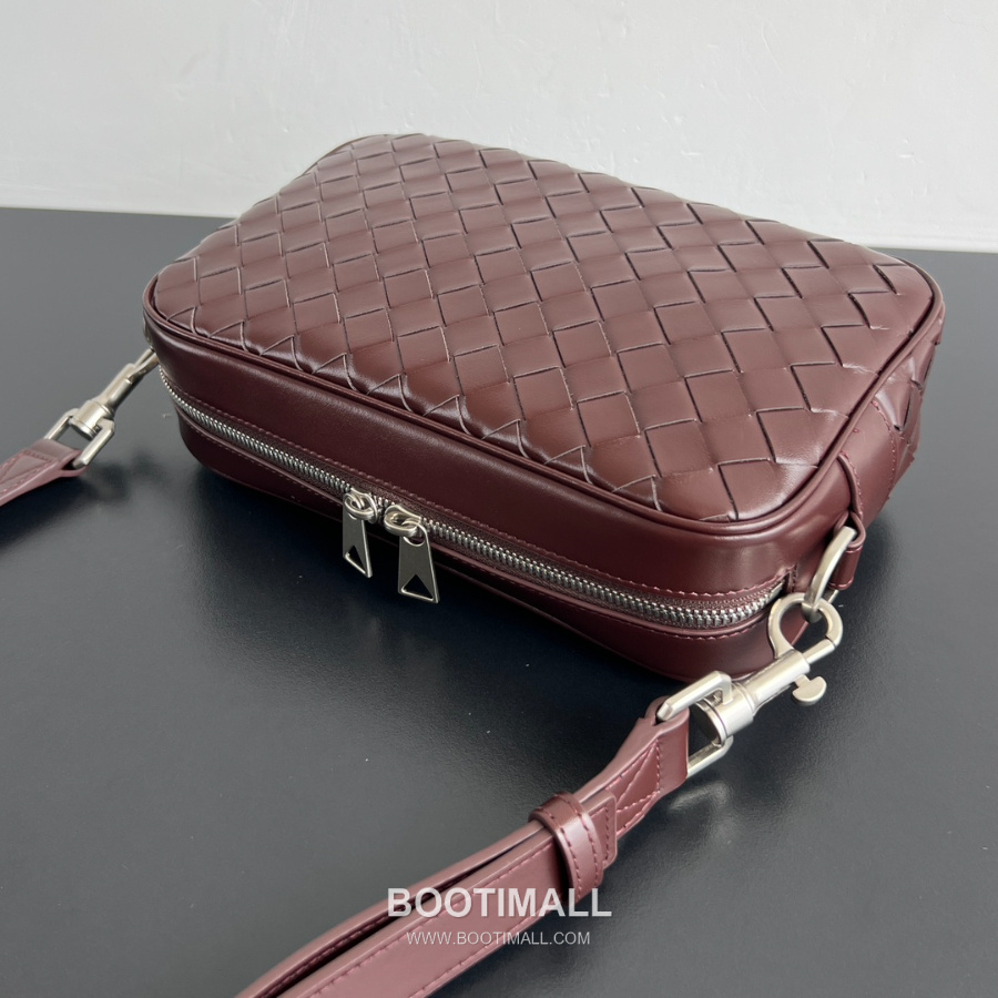 Bottega Veneta Small Intrecciato 보테가 베네타 스몰 인트레치아토 카메라백 버건디 24.5cm 4