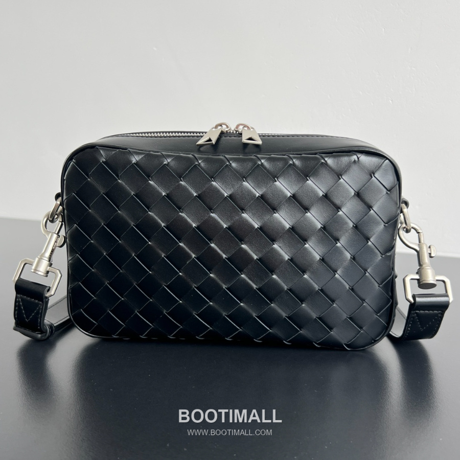 Bottega Veneta Small Intrecciato 보테가 베네타 스몰 인트레치아토 카메라백 블랙 24.5cm 1