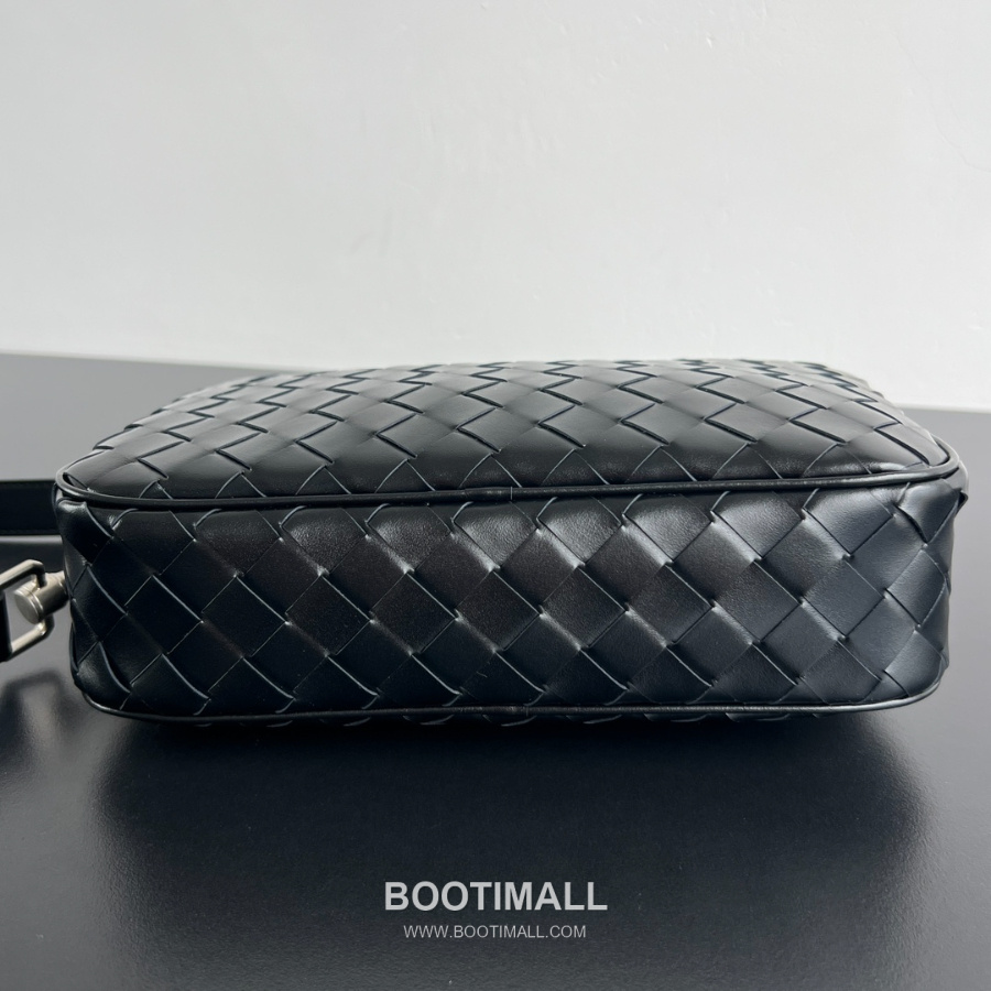 Bottega Veneta Small Intrecciato 보테가 베네타 스몰 인트레치아토 카메라백 블랙 24.5cm 3