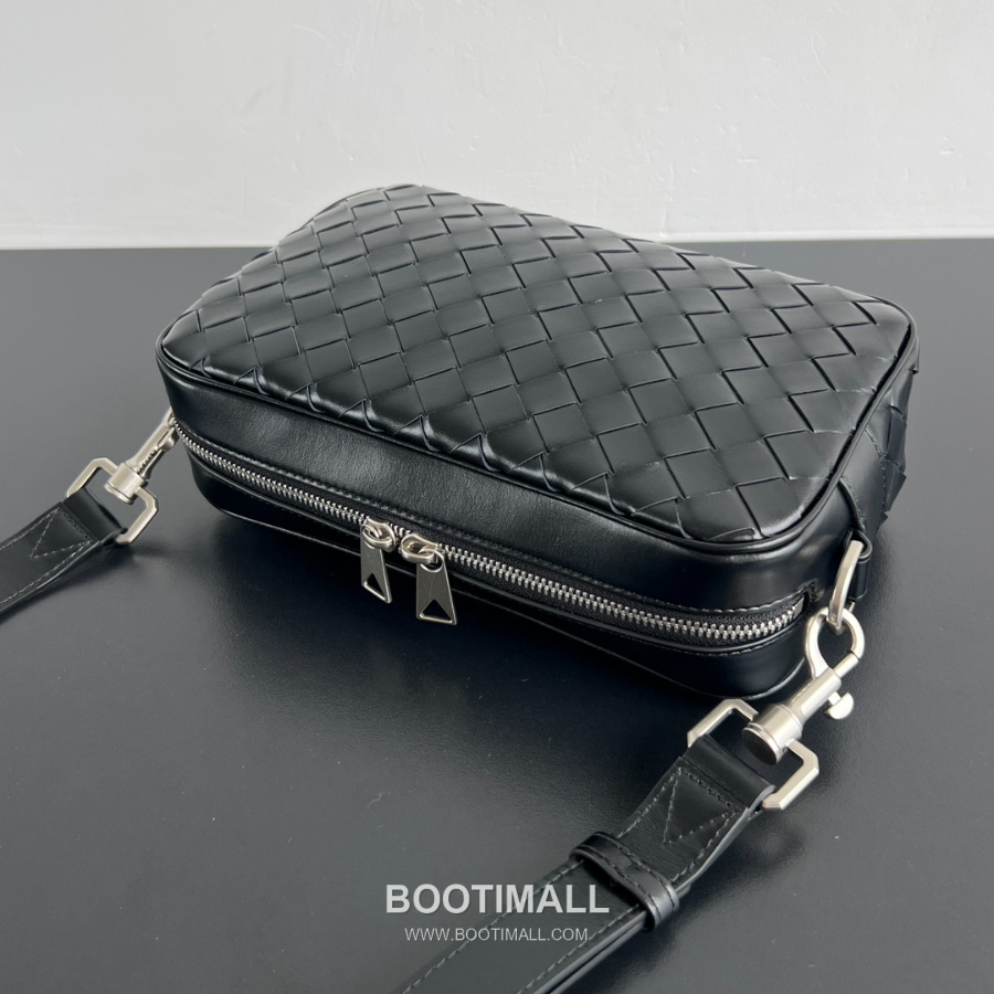 Bottega Veneta Small Intrecciato 보테가 베네타 스몰 인트레치아토 카메라백 블랙 24.5cm 4
