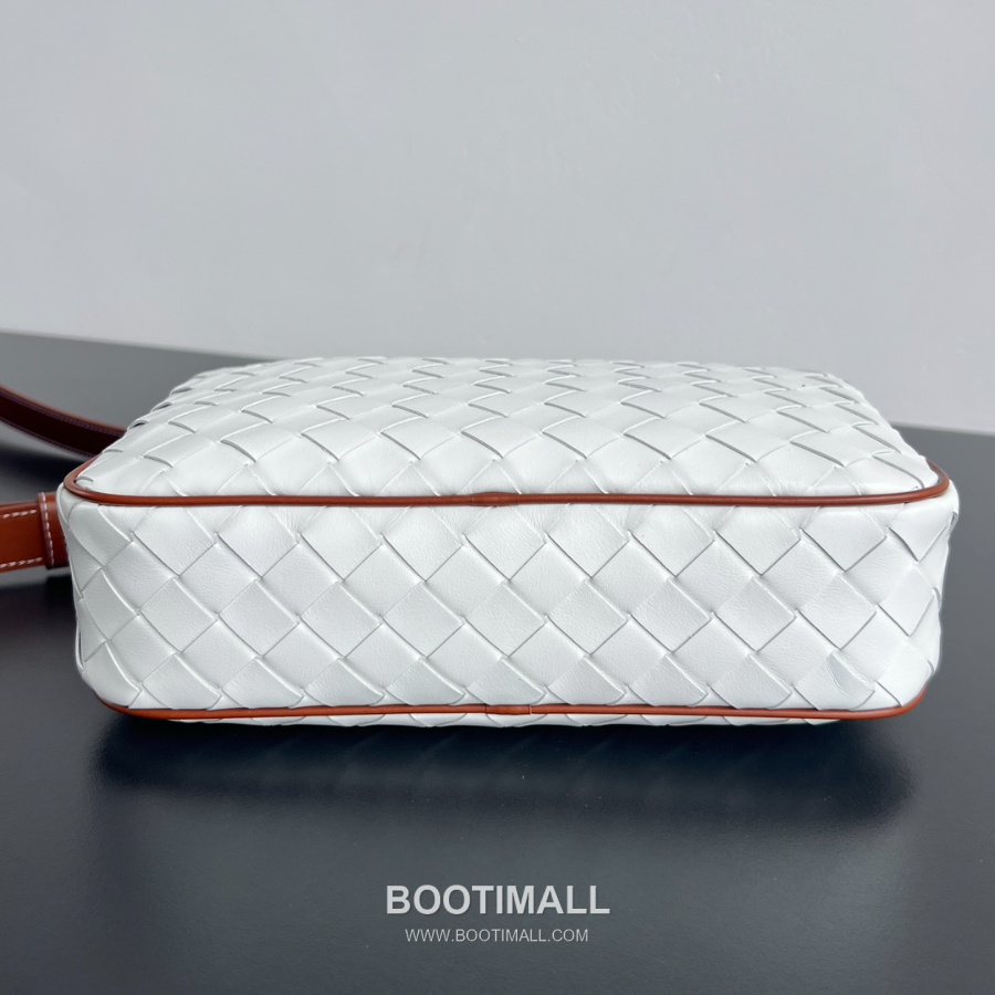 Bottega Veneta Small Intrecciato 보테가 베네타 스몰 인트레치아토 카메라백 화이트 24.5cm 2