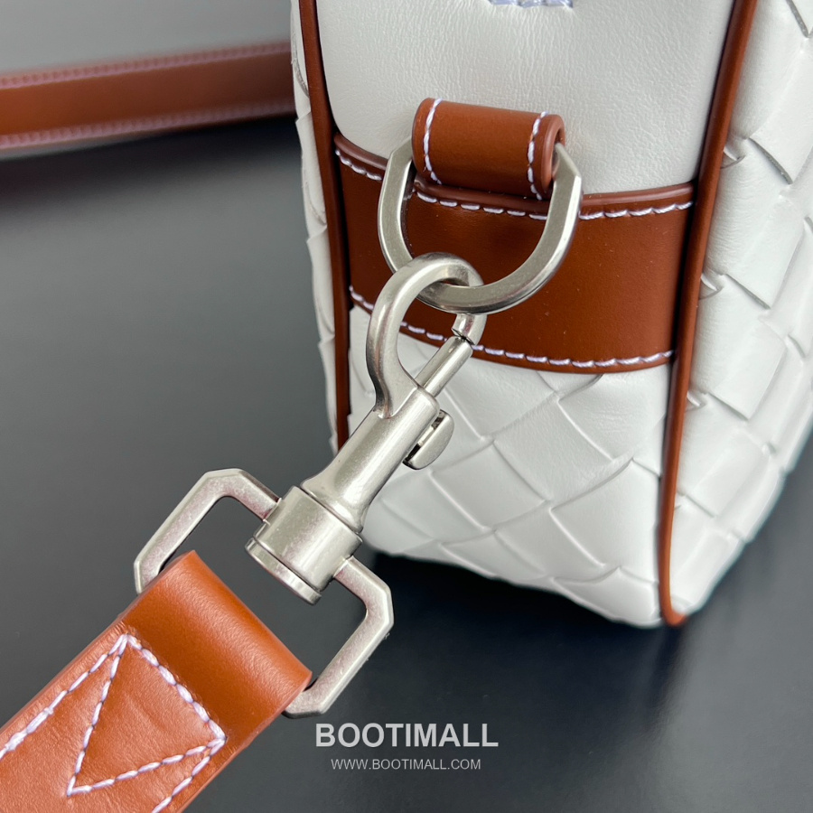 Bottega Veneta Small Intrecciato 보테가 베네타 스몰 인트레치아토 카메라백 화이트 24.5cm 4