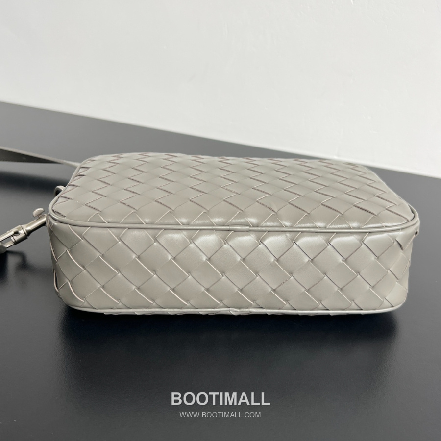 Bottega Veneta Small Intrecciato 보테가 베네타 스몰 인트레치아토 카메라백 그레이 24.5cm 3